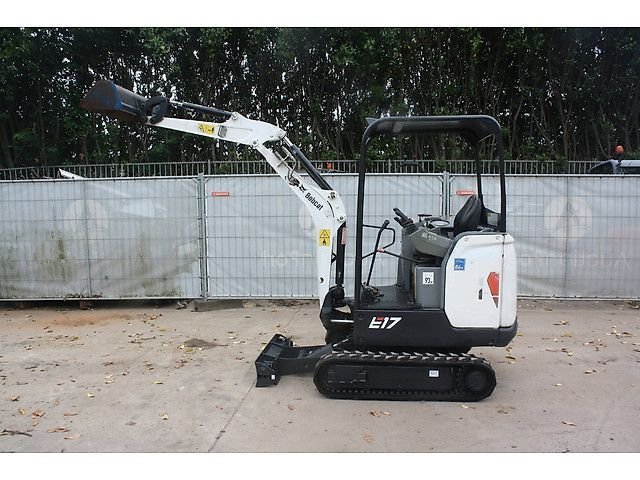 8444291_59294099.jpg Mini-pelle Bobcat E17 diesel 1,7 t - travaux compacts – Image 1