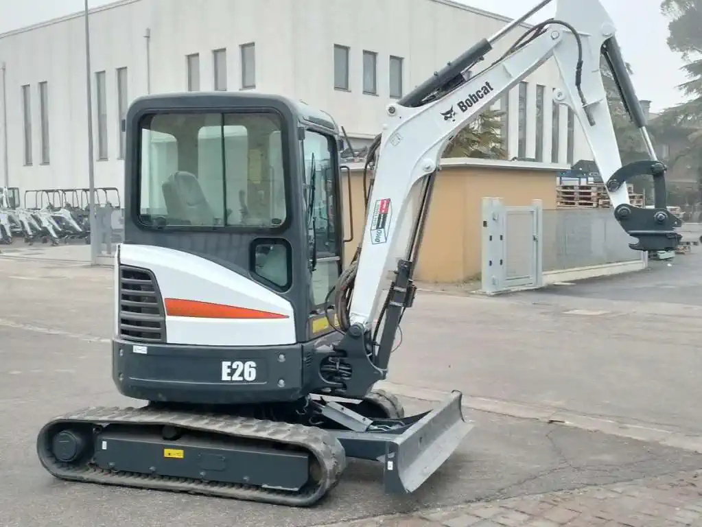 a7-1-1.webp Mini-pelle Bobcat E26 diesel 2,64 t - travaux TP et agricoles – Image 1