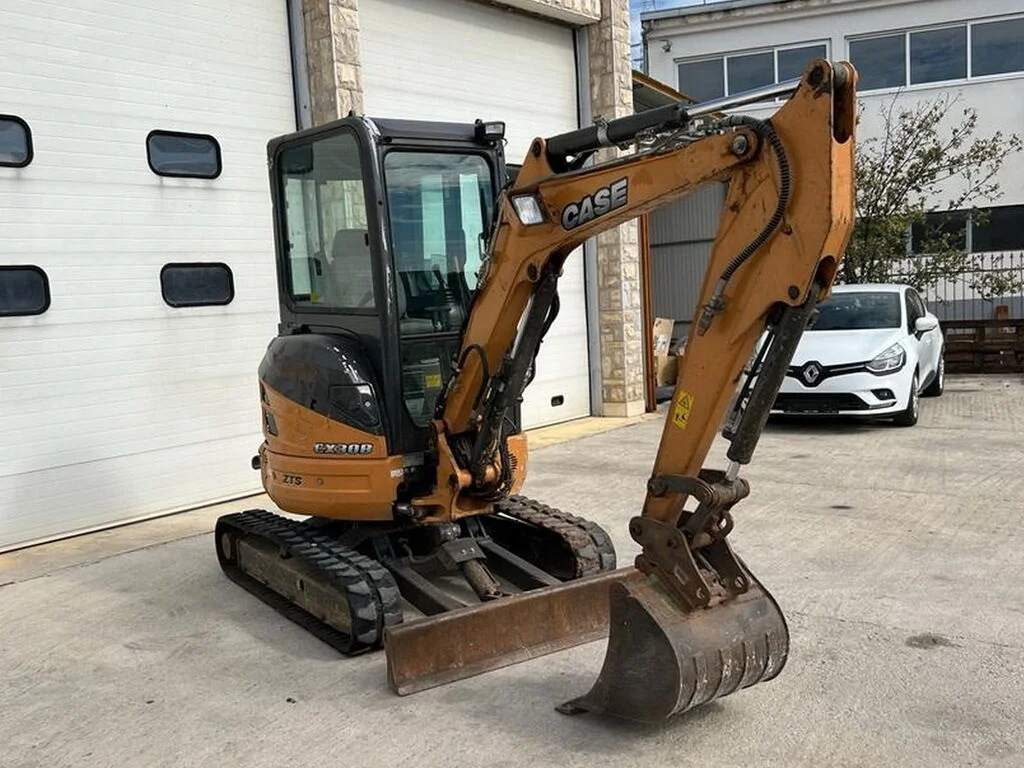 c5.webp Mini pelle CASE CX30B 2.8T moteur Yanmar – Cabine avec porte coulissante – Image 1