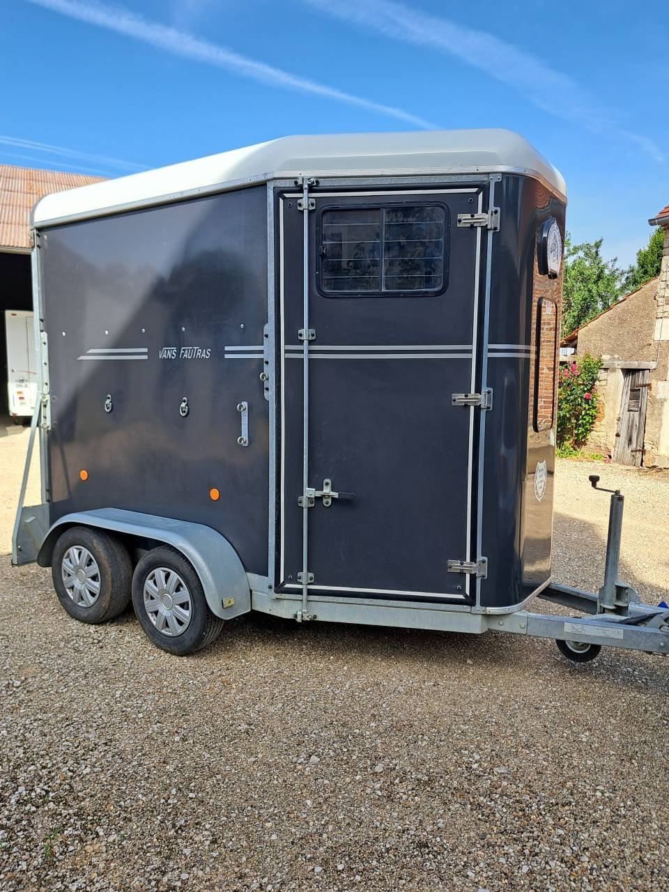 fv4.jpg Van chevaux Fautras Provan Premium 2 chevaux – charge 2000 kg – Image 1