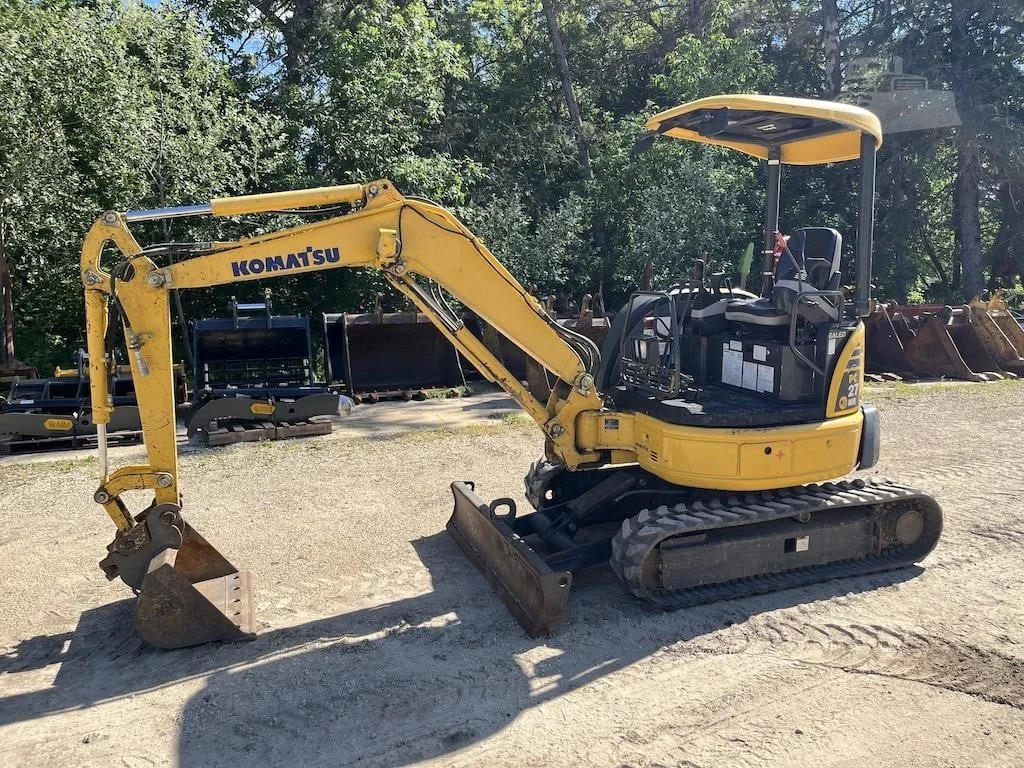 ko1-1.webp Mini pelle Komatsu PC27MR-2 diesel 3T – 4 godets – Image 1