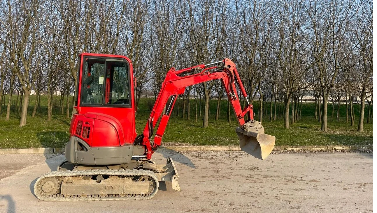 n1.webp Mini-pelle Yanmar ViO25 diesel 2,85T – Cabine – Image 1