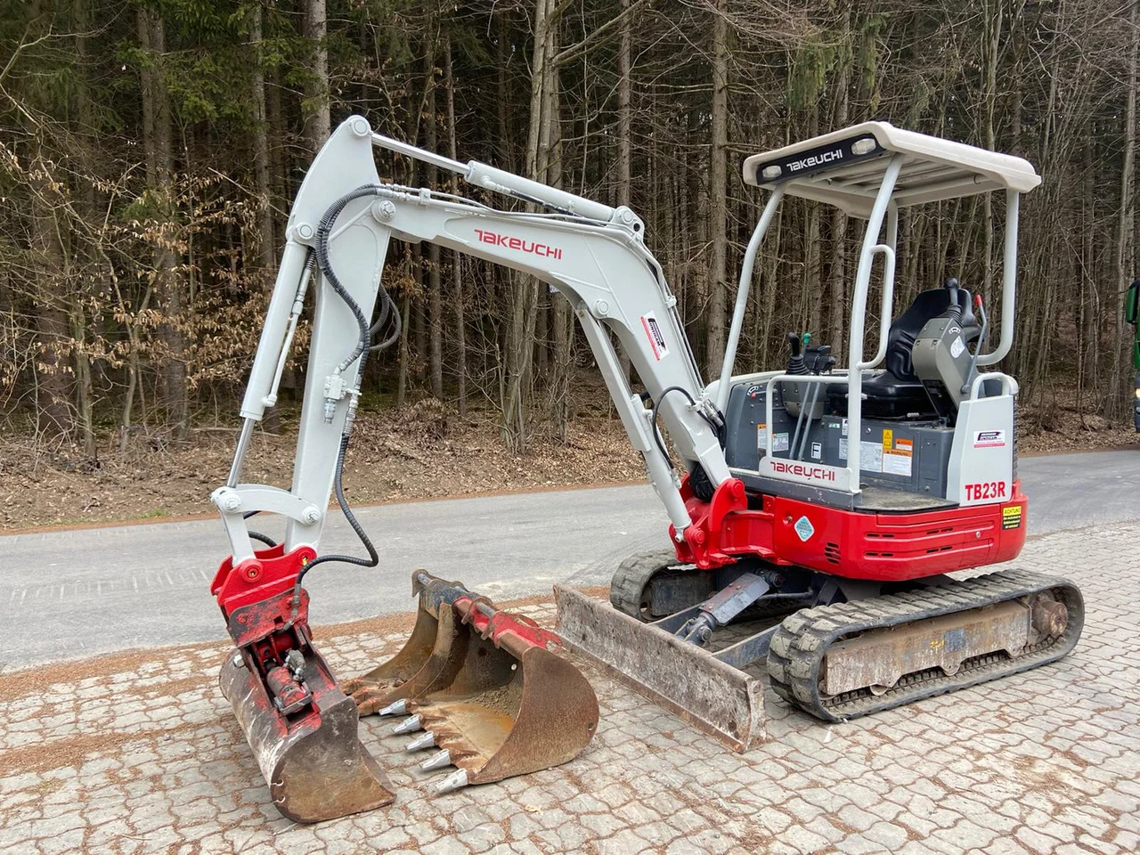pt3.webp Mini-pelle Takeuchi TB23R diesel 2,49T – TP – Image 1
