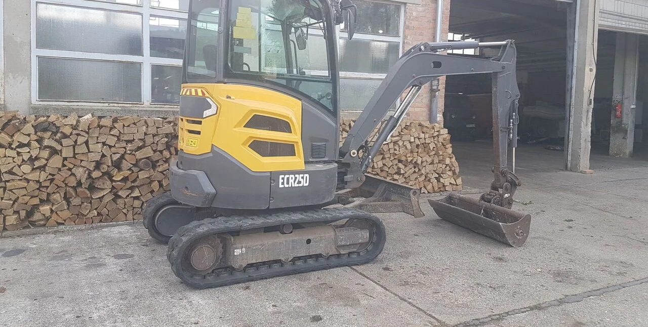 r7-1.webp Mini-pelle Volvo ECR25 diesel 2,5T – TP – Image 1