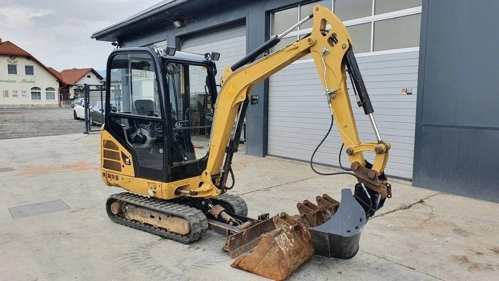 s1.jpg Mini pelle Caterpillar 302.2D diesel 2.1T – 4 godets – Image 1