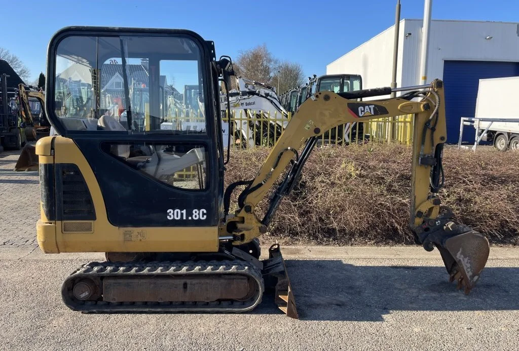 sa1.webp Mini pelle Caterpillar 301.8C diesel 1.68T – 3 godets – Image 1