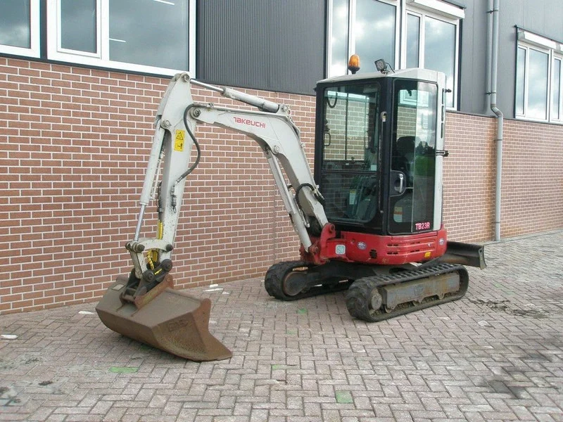 tk1.webp Mini-pelle Takeuchi TB23R diesel 2,67T – TP – Image 1