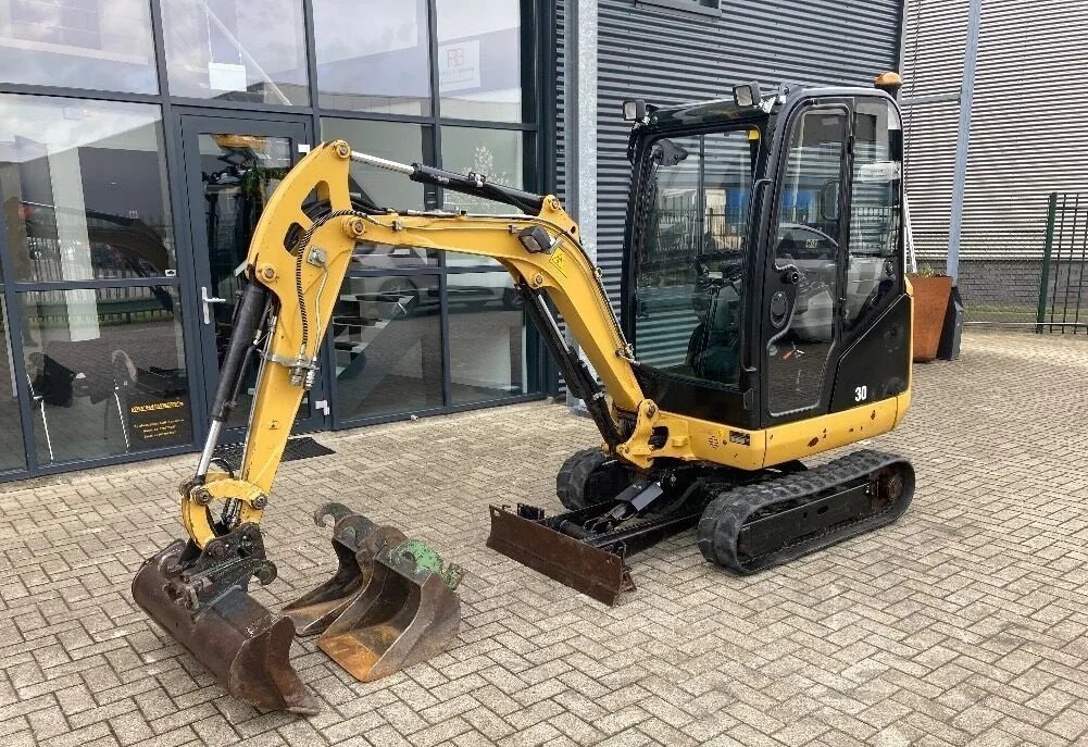 v14.jpg Mini pelle Caterpillar 301.7 D diesel 1.7T – 4 godets – Image 1