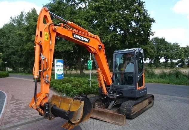 v5.webp Mini pelle Doosan DX60R diesel 5.9T – Travaux agricoles - TP – Image 1