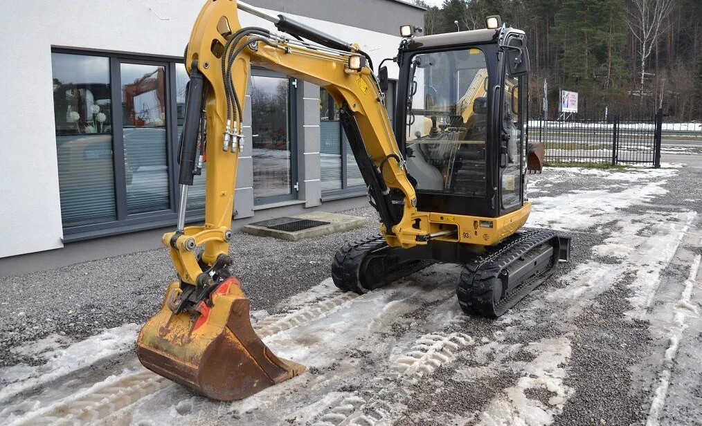 vat9.webp Mini pelle Caterpillar 302.7 DCR diesel 2.67T – 3 godets – Image 1
