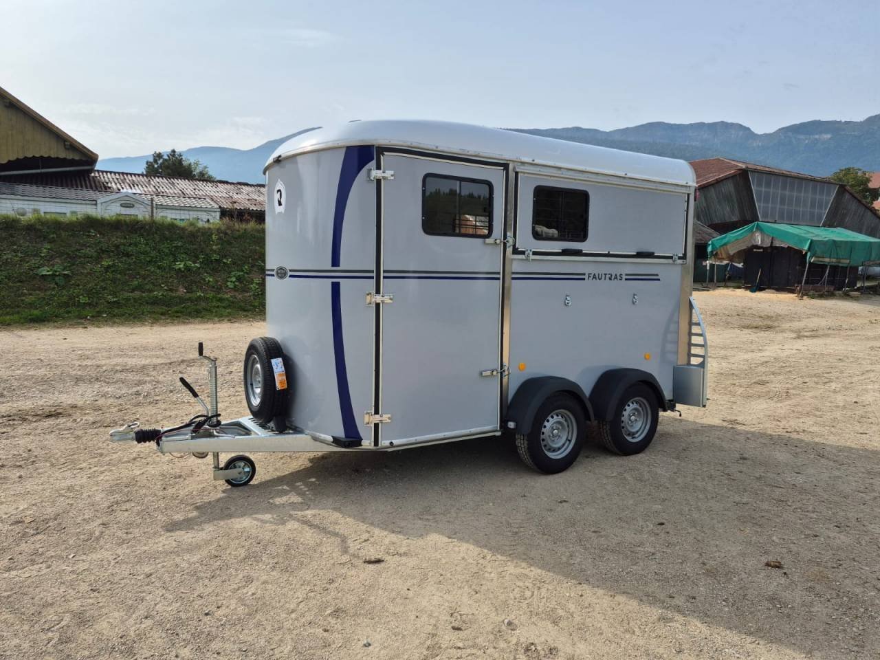 vf2.jpg Van chevaux Fautras Oblic X2 – 2 chevaux – charge 2600 kg – Image 1