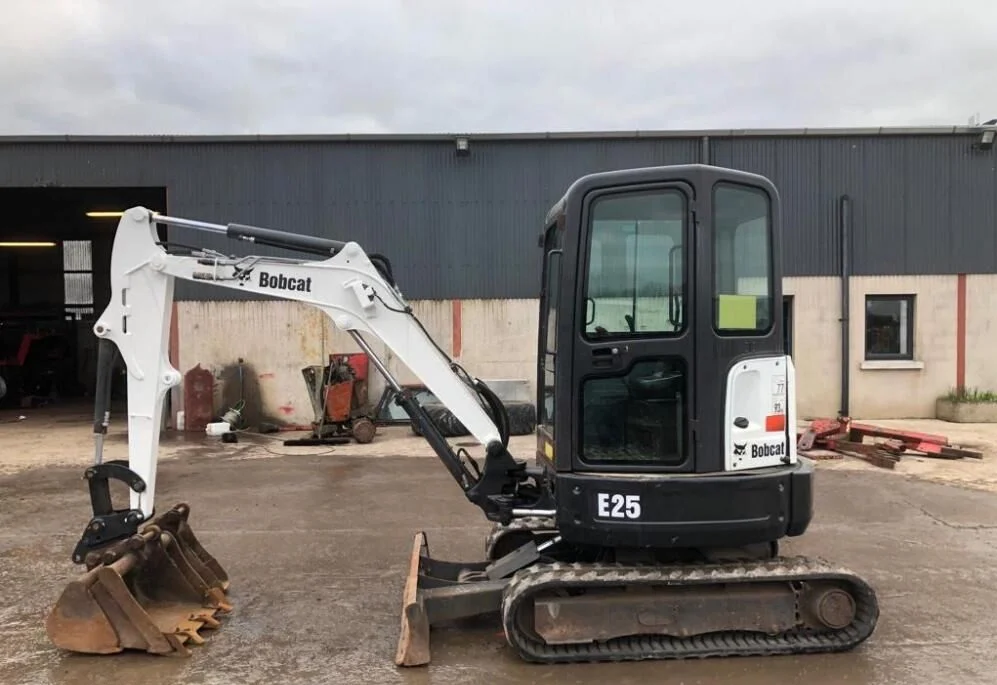 x6-1.webp Mini-pelle Bobcat E25-EM diesel 2,44 t - travaux agricoles et TP – Image 1