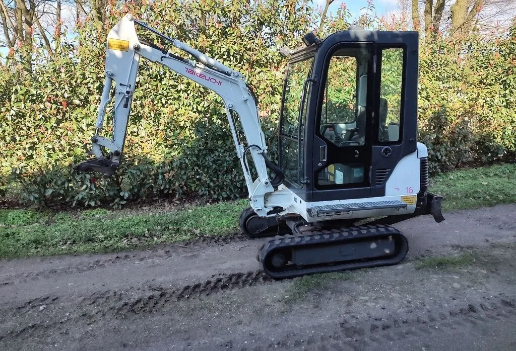 z1-1.webp Mini-pelle Takeuchi TB016 diesel 1,62T – TP – Image 1